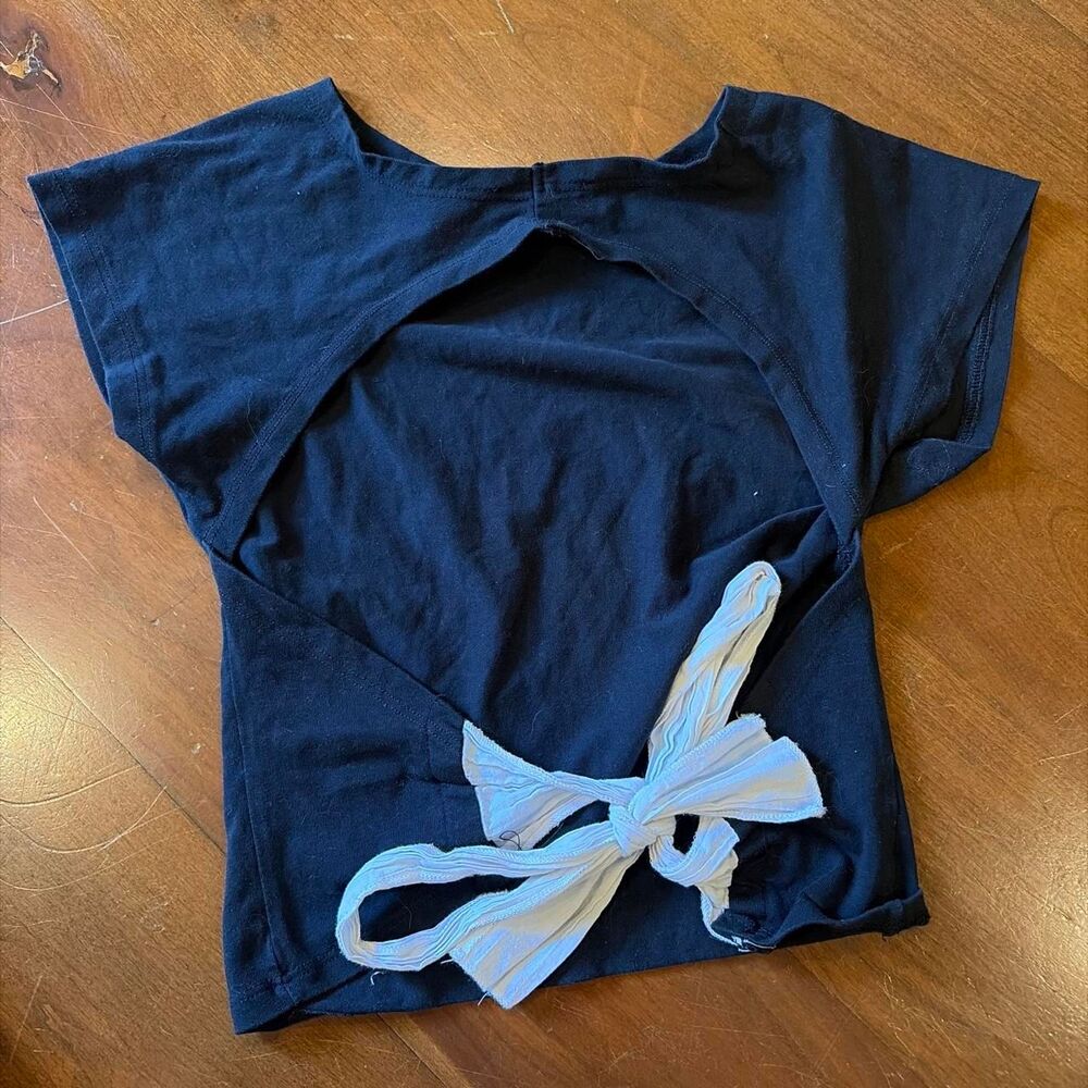 Subdued Women's Black and Navy Crop-top